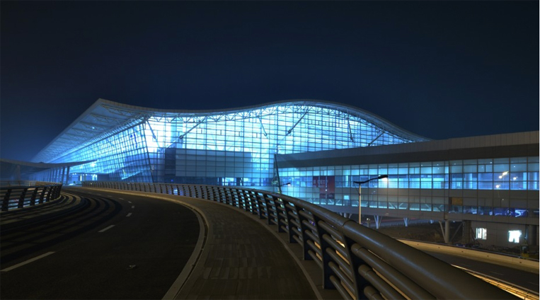 沈阳桃仙国际机场共有三座航站楼,设计年旅客吞吐量2500万人次,货邮