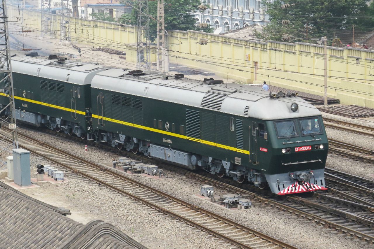 DF11Z-0004牽引T5687次列車駛出北京站