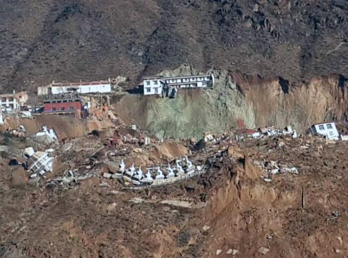 青海玉樹當卡寺舊址發生山體滑坡