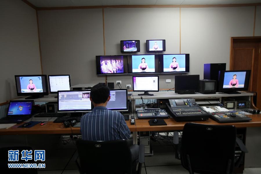 朝鮮中央電視台的導播人員正在工作