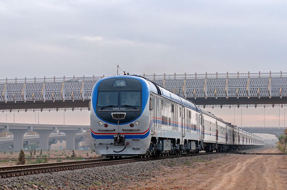 土庫曼斯坦鐵路的CKD9C型0014號機車牽引旅客列車