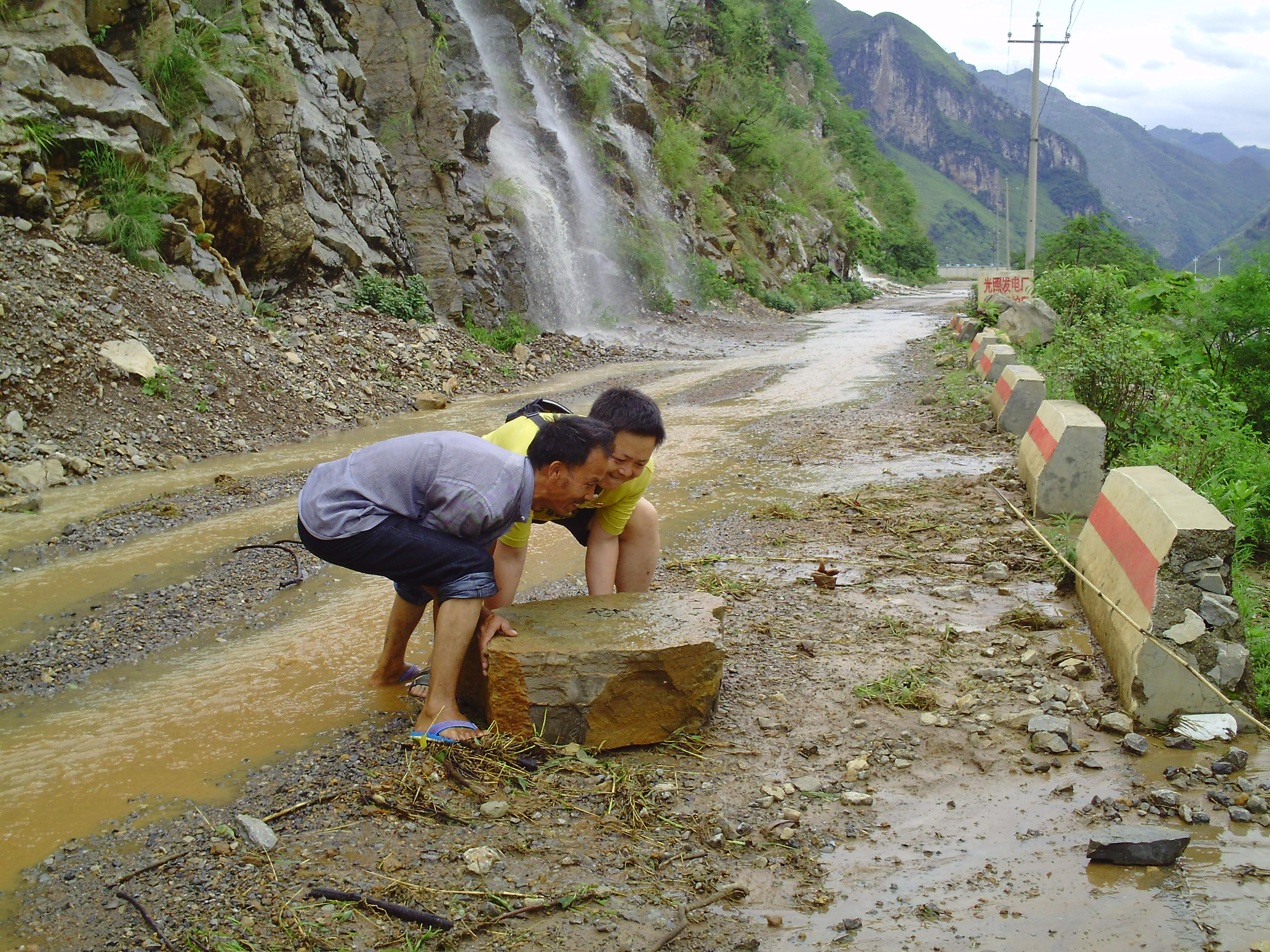 小張同志與趙開文同志合力清除石塊