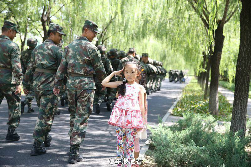 小萌妹(向官兵敬標準軍禮的小姑娘)