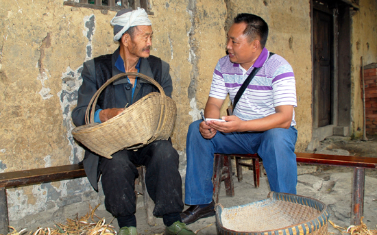 譚華祥（右）在魚池鎮大坪村採訪人飲工程