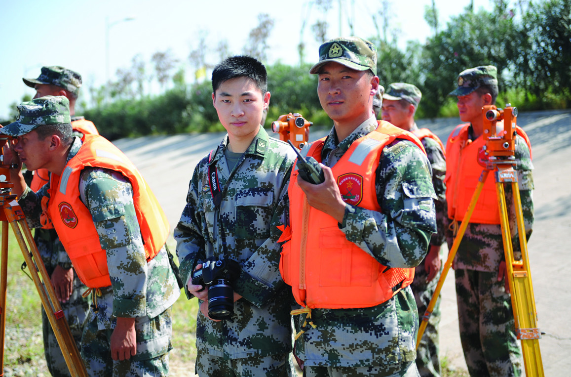 採訪全軍優秀班長崔棟國併合影