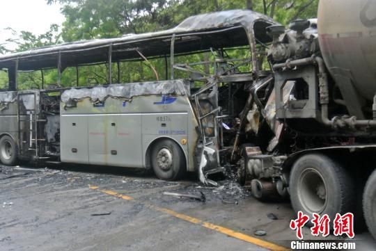 廣西客車與罐車相撞事故