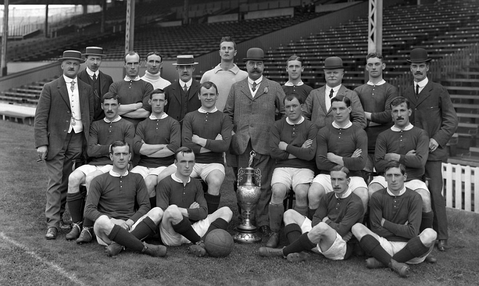 1910-11賽季老特拉福德迎來第一座冠軍獎盃
