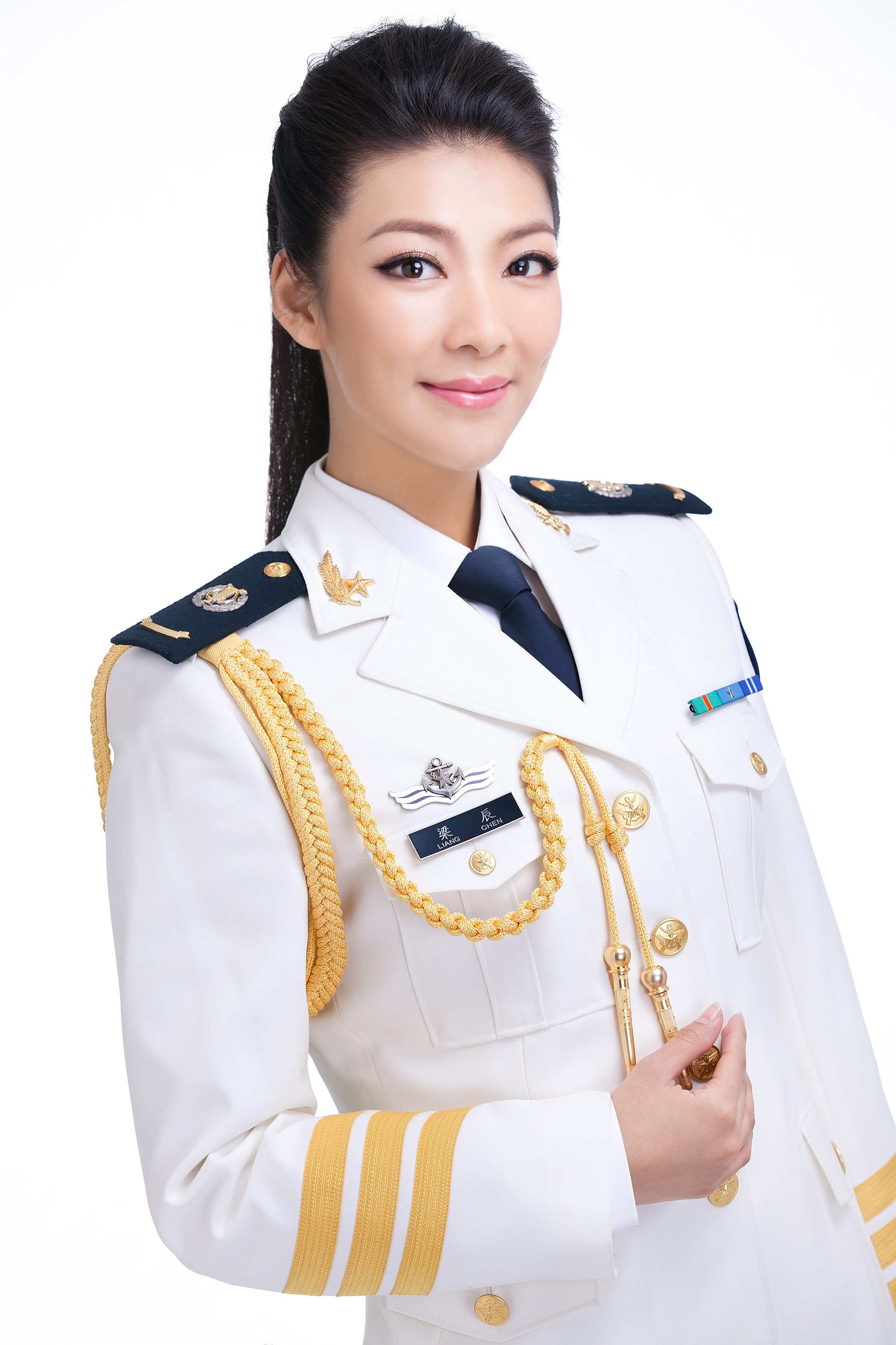 梁辰(海軍政治部文工團青年女中音歌唱家)