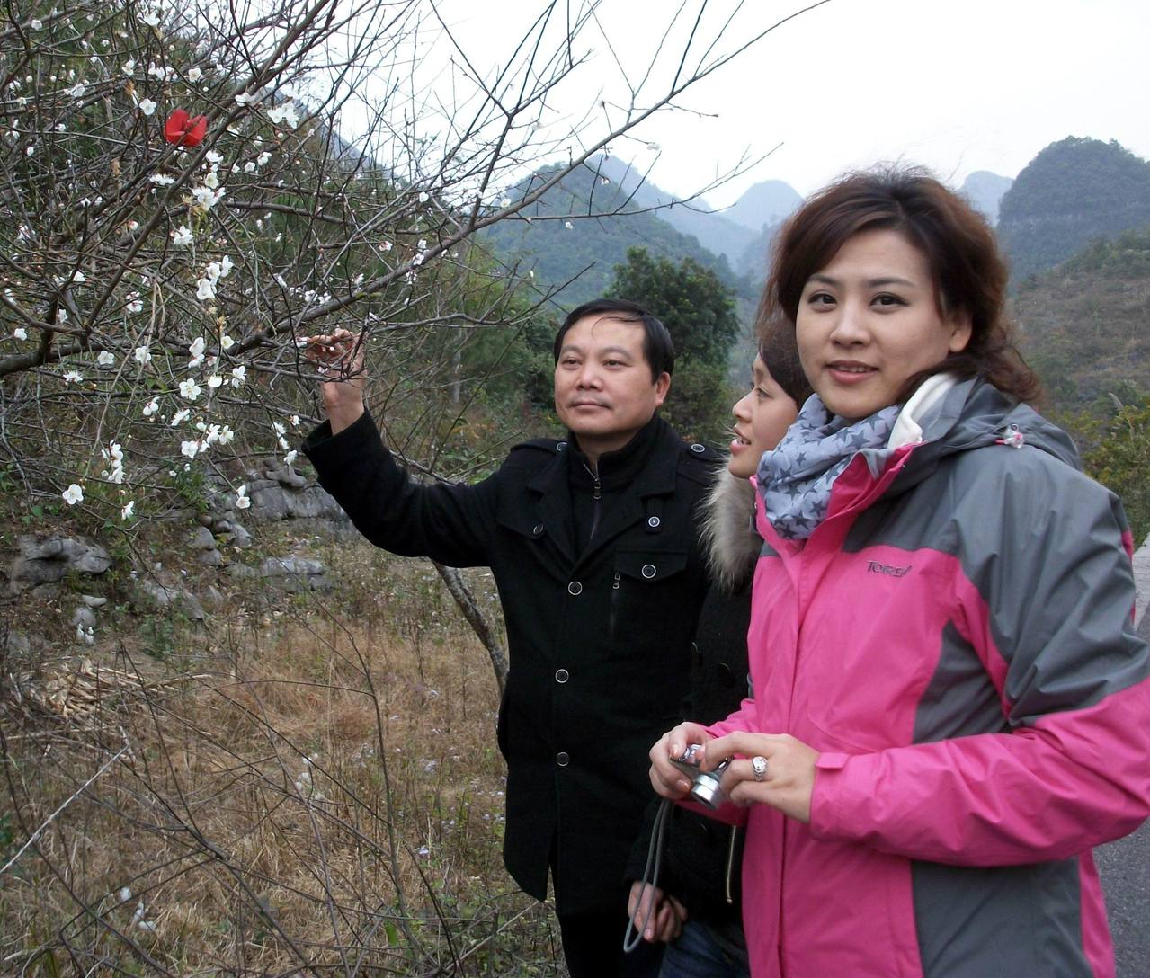 圖為毛馨與貴州荔波世界自然遺產地