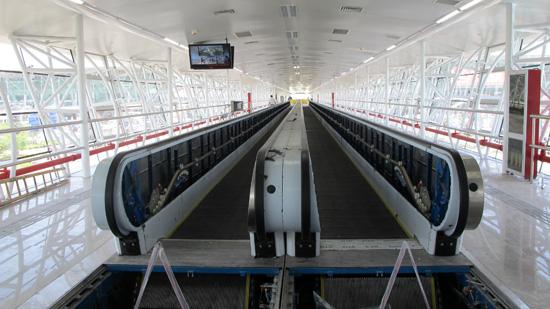 深圳捷運1號線機場東站的旅客自動傳送系統