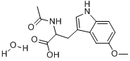 N-乙醯基-5-甲氧基-DL-色氨酸一水