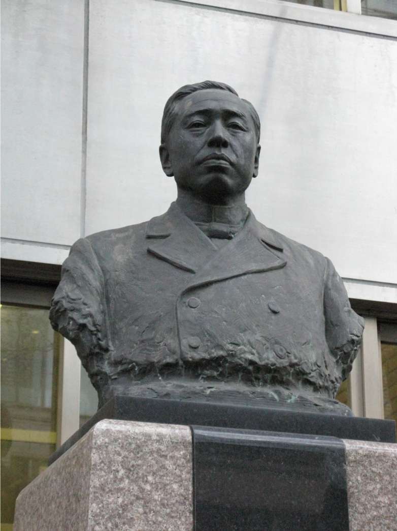 山田顕義胸像（日本大學法學部大樓前）