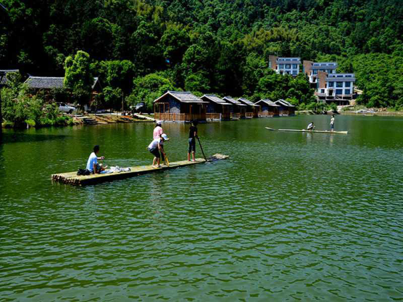 怪石嶺湖水