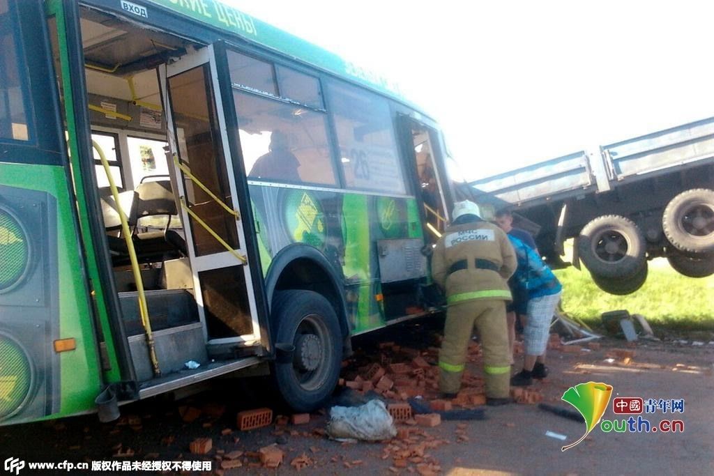 3·3德國巴符州卡車與公共汽車相撞事故