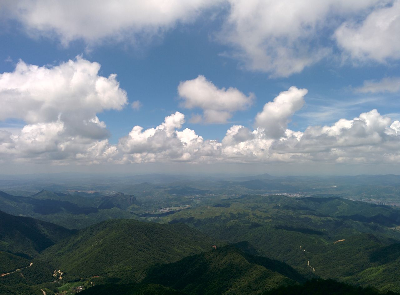 東華峰頂可俯覽福建寧化和江西石城