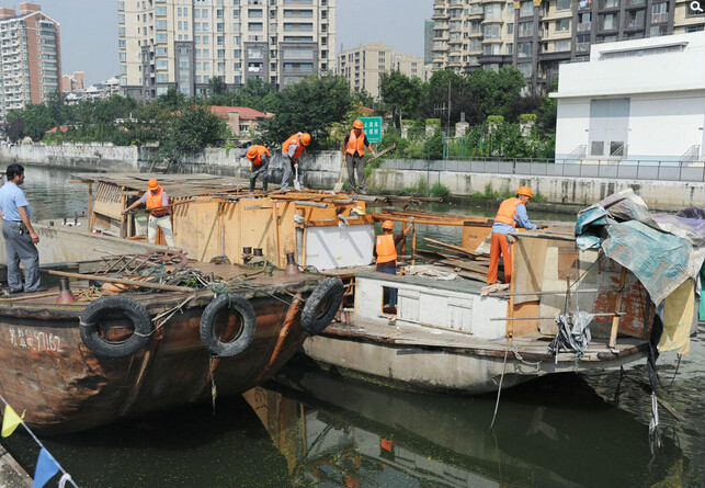 上海最大水上違建“殭屍船”被拆