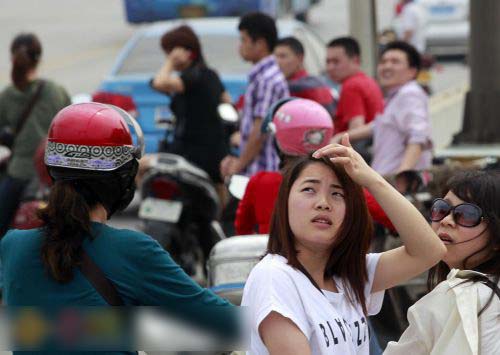 廣西柳州市市民在現場圍觀