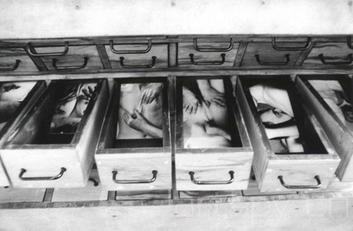 “40 szuflad”/“40 Drawers”，（1995）