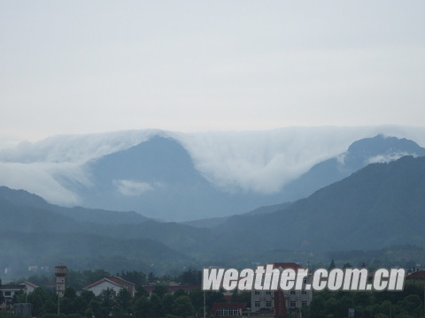 湖南瀏陽連雲山脈瀑布雲