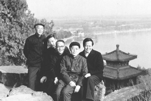 1974年，鄧稼先（左二）遊覽北京頤和園。