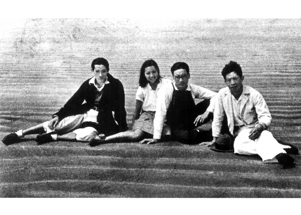 聶耳與影片《漁光曲》的主創人員在象山縣石浦海灘合影