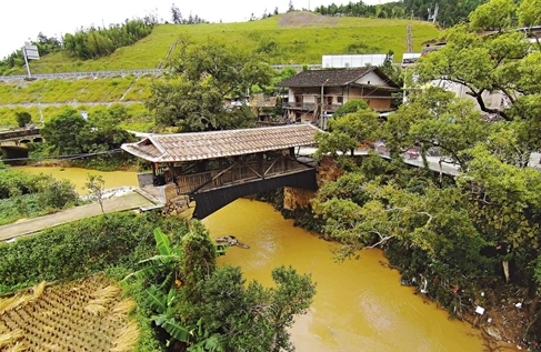 溪邊廊橋