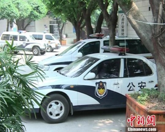 殯儀館告別大廳樓下停滿警車