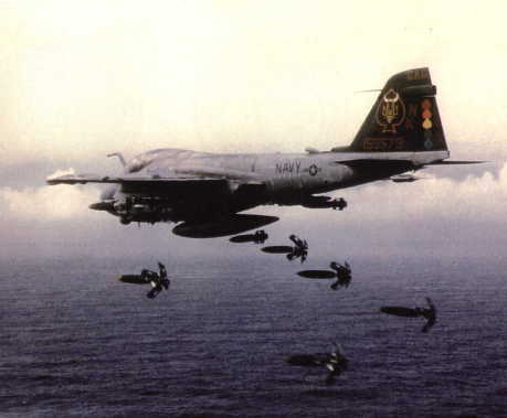 正在投擲Mk-83航空炸彈的A-6A攻擊機