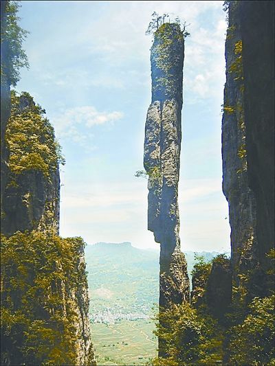 一根石柱屹立峽谷