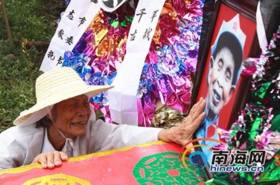 龐慶美在母親遺像前痛哭