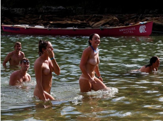 美國805名裸體主義者一起下水游泳