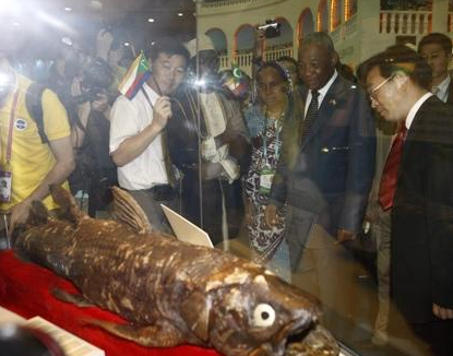 嘉賓們在葛摩館參觀“腔棘魚化石標本”