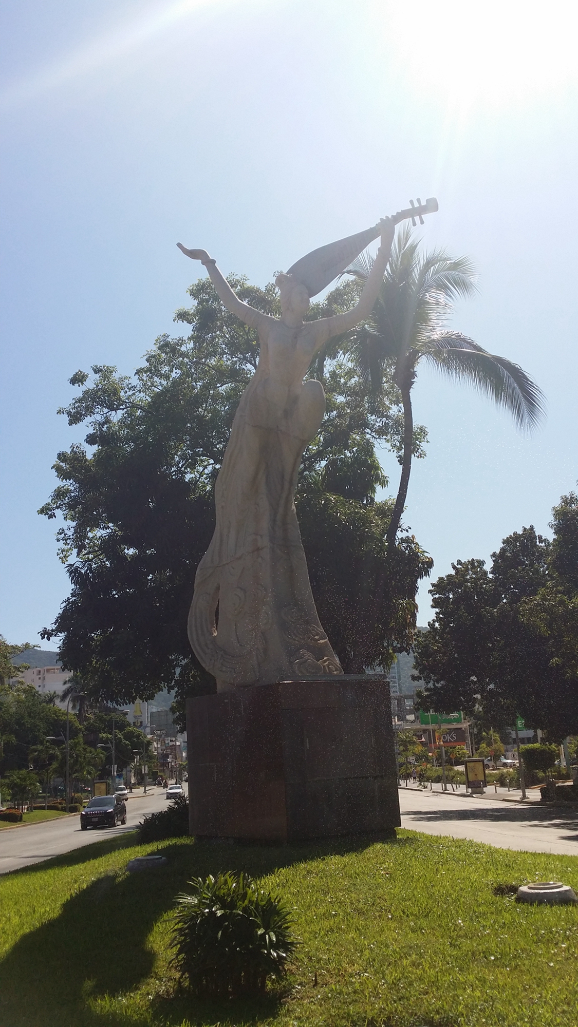 青島市贈送阿卡普爾科的“飛天琴女”雕像