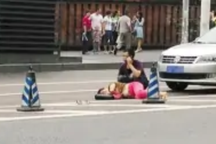 8·29婦女過馬路被撞傷