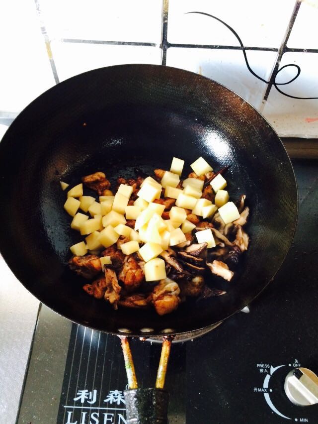 香菇土豆麻辣雞塊