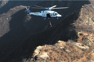 圖為墜毀A-109此前在房山搜救受困驢友