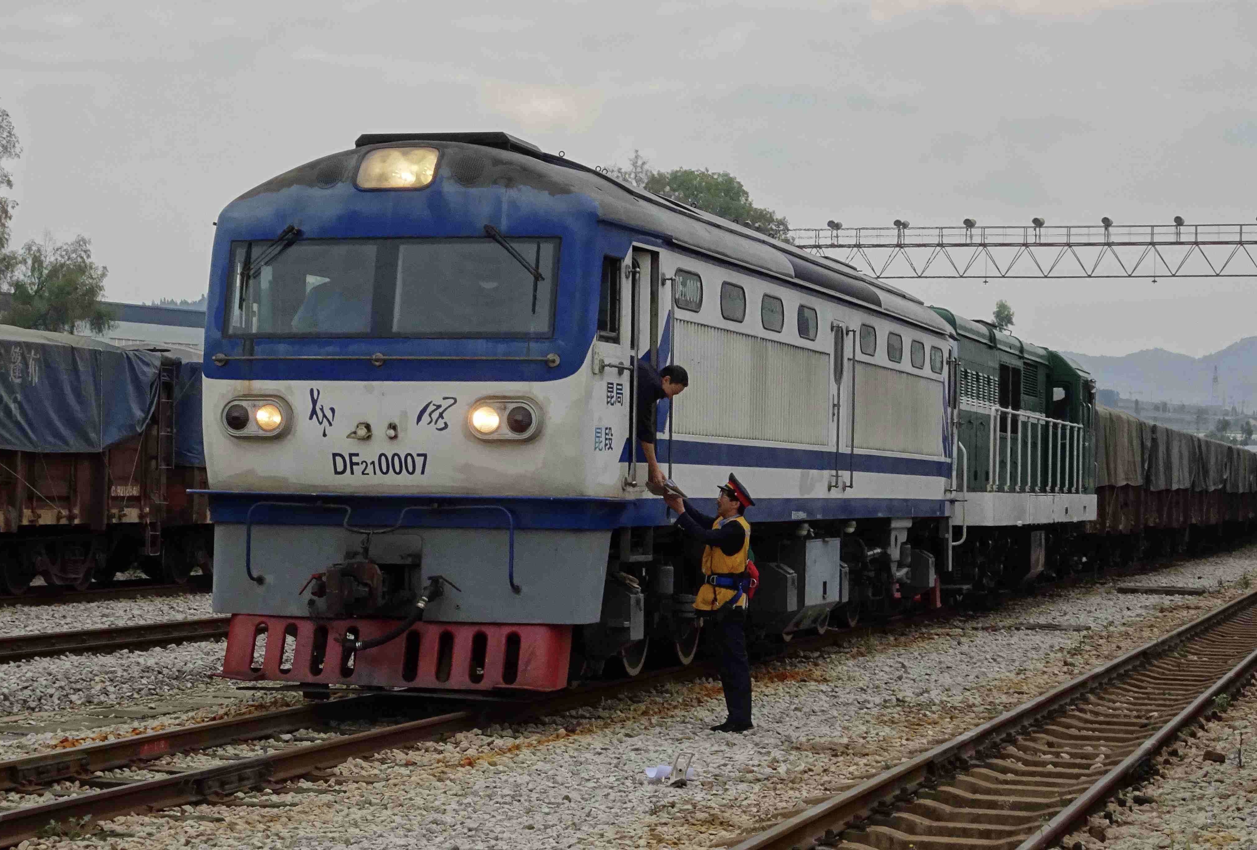 東風21型0007號機車與東方紅21型機車重聯牽引貨運列車