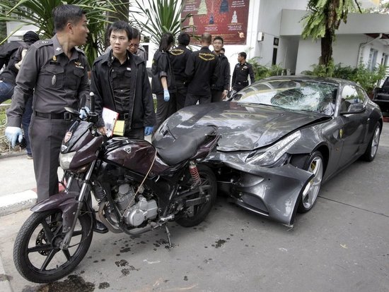 警察在檢查涉嫌肇事的法拉利跑車