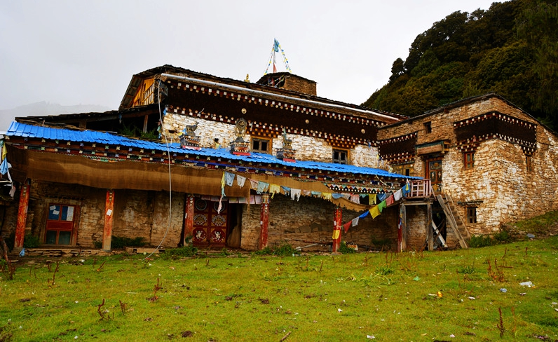 嘉絨巴倉寺老廟，在海拔4千餘米的根沙山。