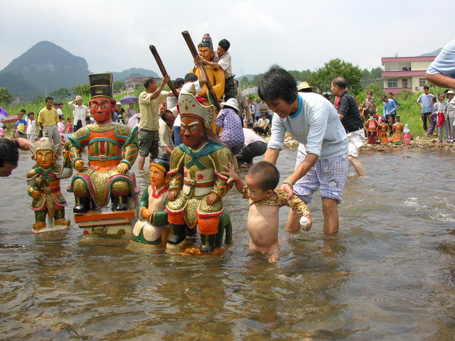 神像河裡沐浴淨身