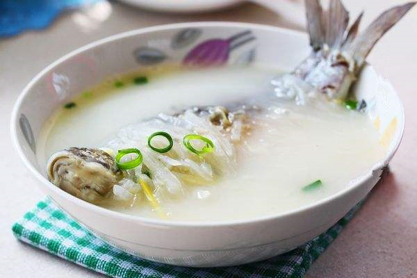 蘿蔔絲汆鯽魚湯