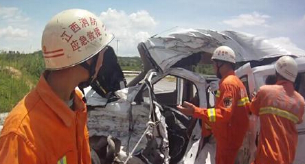 8·12贛州麵包車與半掛車相撞事故