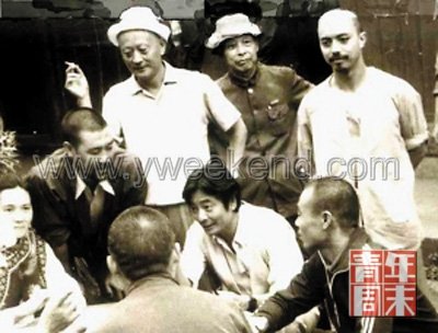 鄭蘊俠後排中，85年《草莽英雄》中扮袍哥