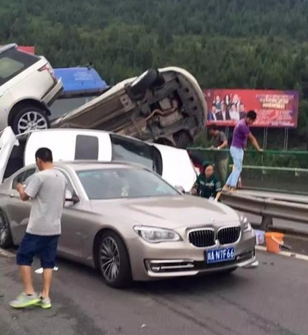 8·28京昆高速車輛相撞事故