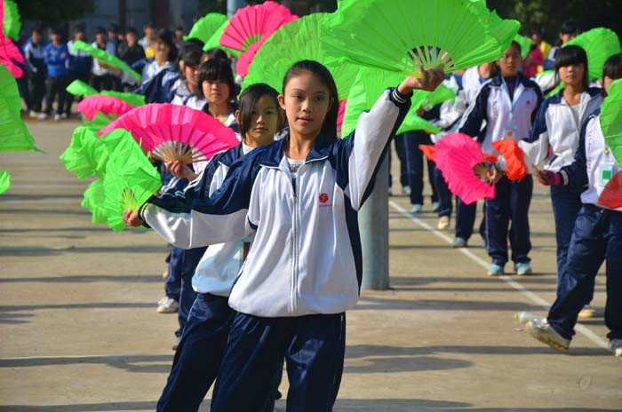 鳳中學子在校運動會場表演歌舞