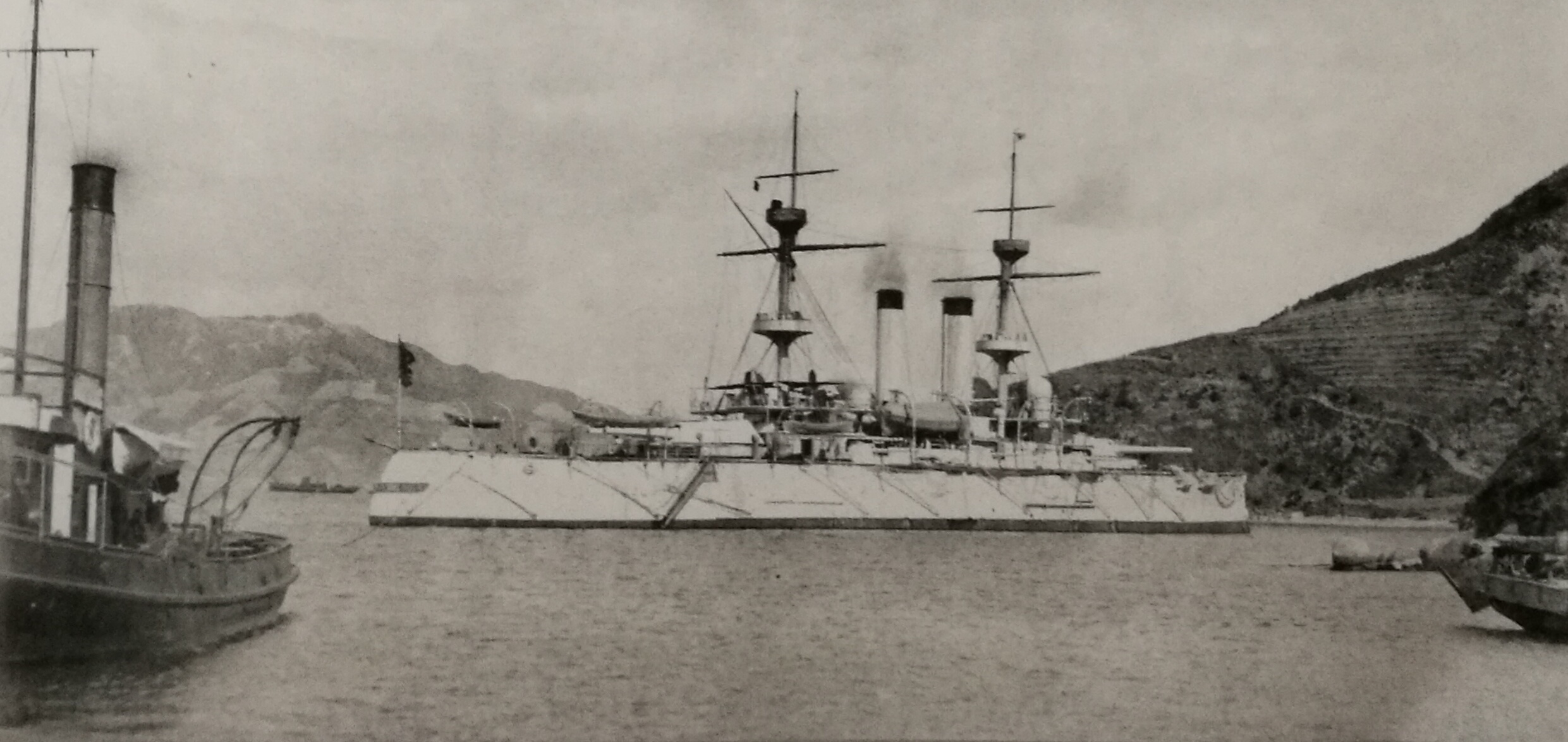 停泊於吳港的八島號，以英國莊嚴級戰列艦為原型建造