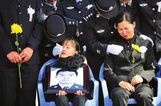 民警李雲祥的女兒懷抱父親遺像流淚