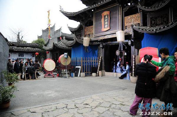 《菊花醉》正在老院子內取景拍攝