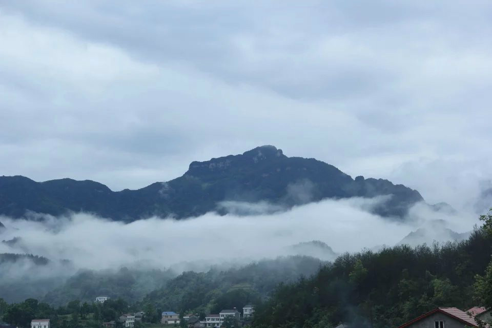 四季雲霧罩青山