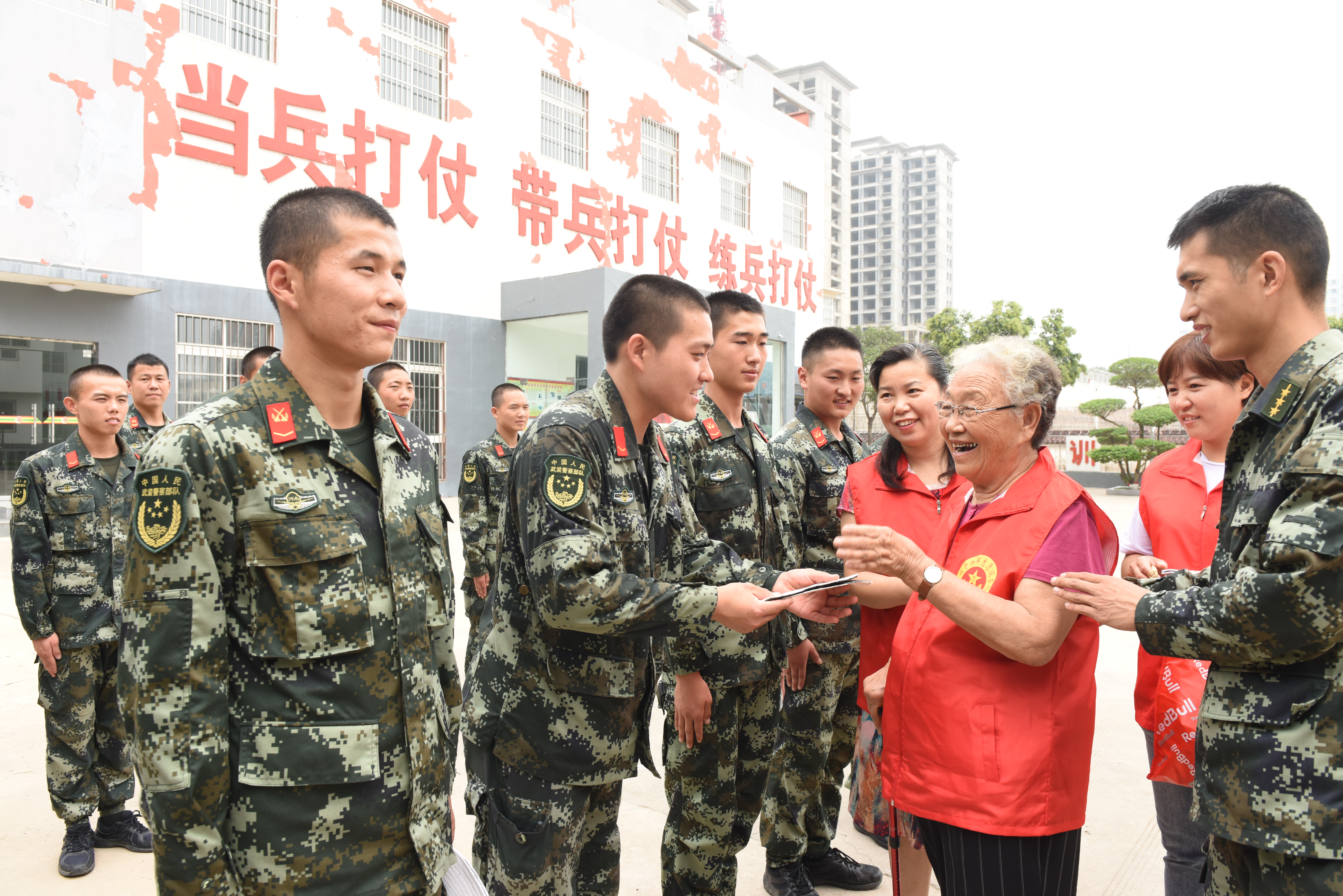 “老嫂子”擁軍志願服務隊